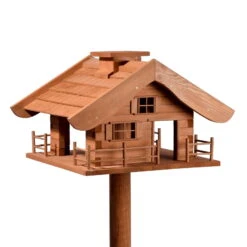 Vogelfutterhaus Almhütte Mit Liebevollen Details, Inkl. Ständer, FSC®, Ca. 56 X 46 X 35,5 Cm 15 Vogelfutterhaus Almhütte Mit Liebevollen Details, Inkl. Ständer, FSC®, Ca. 56 X 46 X 35,5 Cm -Madison Verkäufe 0910101340 Vogelfutterhaus Almhuette inkl Staender FSC ca56x46x35 5cm 1 55393