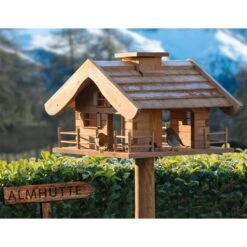 Vogelfutterhaus Almhütte Mit Liebevollen Details, Inkl. Ständer, FSC®, Ca. 56 X 46 X 35,5 Cm 16 Vogelfutterhaus Almhütte Mit Liebevollen Details, Inkl. Ständer, FSC®, Ca. 56 X 46 X 35,5 Cm -Madison Verkäufe 0910101340 Vogelfutterhaus Almhuette inkl Staender FSCca56x46x35 5cm 7 60494