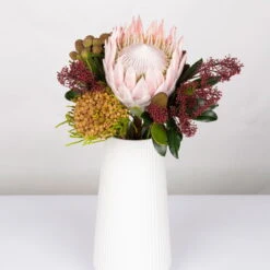 Blumenbund Protea King Mit Skimmie Und Kapgrün, Inkl. Gratis Grußkarte -Madison Verkäufe 1025700017 Strauss Protea King mit Skimmia 1 1 101676