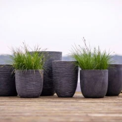 Pflanzgefäß 'Rib', Grau, Ø 35 X H 34 Cm 7 Pflanzgefäß 'Rib', Grau, Ø 35 X H 34 Cm -Madison Verkäufe 3210104122 3210104123 3210104124 3210104125 pflanzgefaess rib smooth 116915