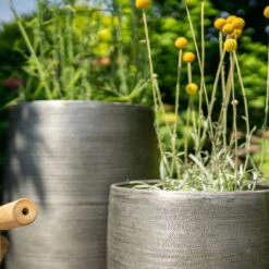 Pflanzgefäß 'Rowen', Silber, Ø 47 X H 82 Cm -Madison Verkäufe 3210801635 3210801636 3210801637 3210801638 Pflanzgefaess Rowen silber 13 115030 1